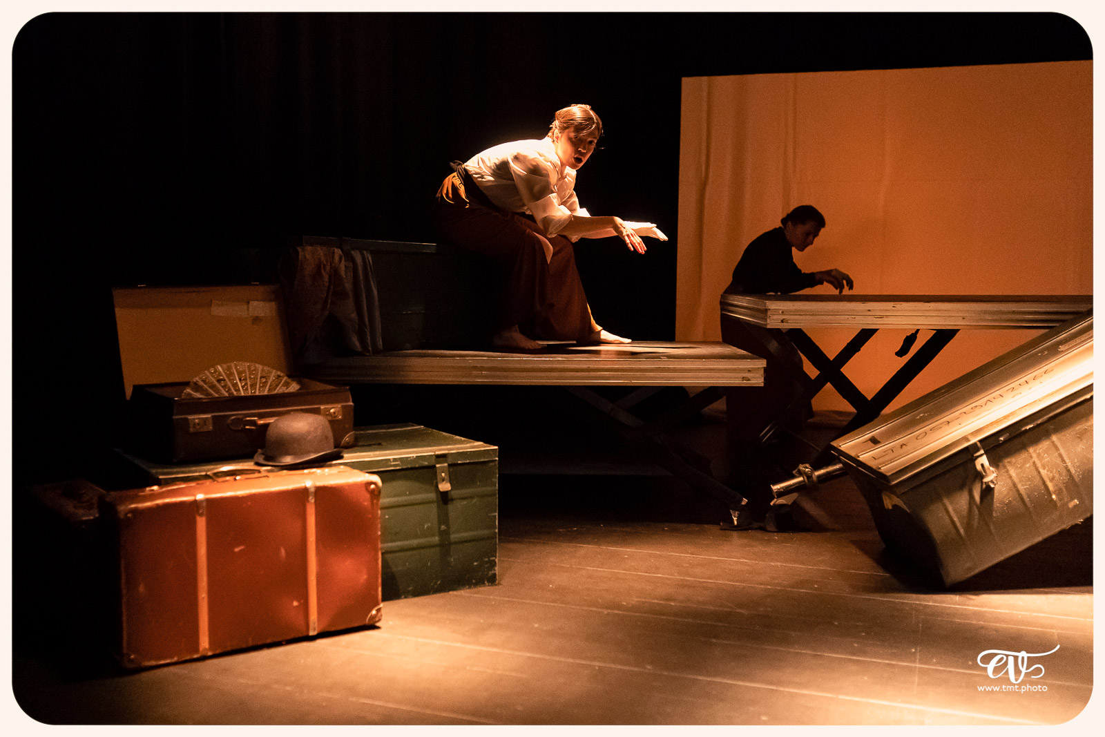 LA MESNIE H. - UN JOUR D'ÉTÉ